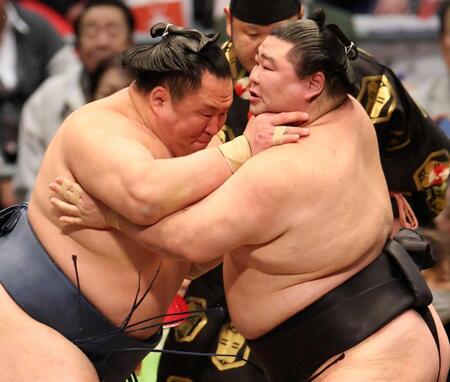 　正代（右）を攻めきれない玉鷲