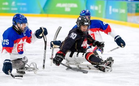 　日本-スロバキア　第１ピリオド　攻め込む伊藤（右手前）＝ミラノ（共同）