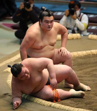 押し倒しで翔大夢（手前）を破った朝阪神（撮影・坂部計介）