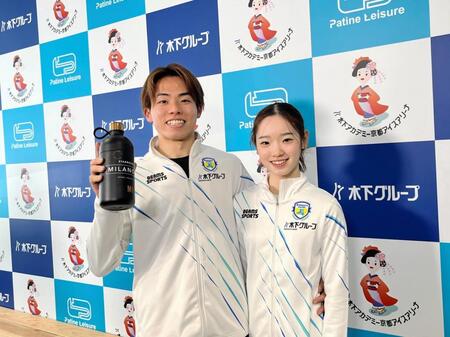 公開練習後、会見に応じた長岡柚奈（左）とミラノのスターバックスで買ったお土産を披露する森口澄士ペア