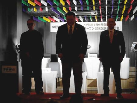 会見前に黙祷するた白鵬翔さん（中央）