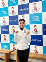 練習後の会見で笑顔を見せる千葉百音