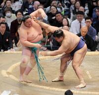 高安（右）が寄り切りで琴桜を破る