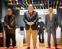 会見に登場した白鵬翔さん（中央）