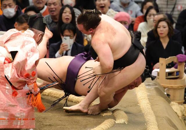 荒れる春場所　横綱、大関が総崩れ
