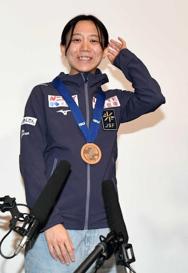 　記者からの質問に笑顔で答える高木美帆（撮影・佐藤厚）