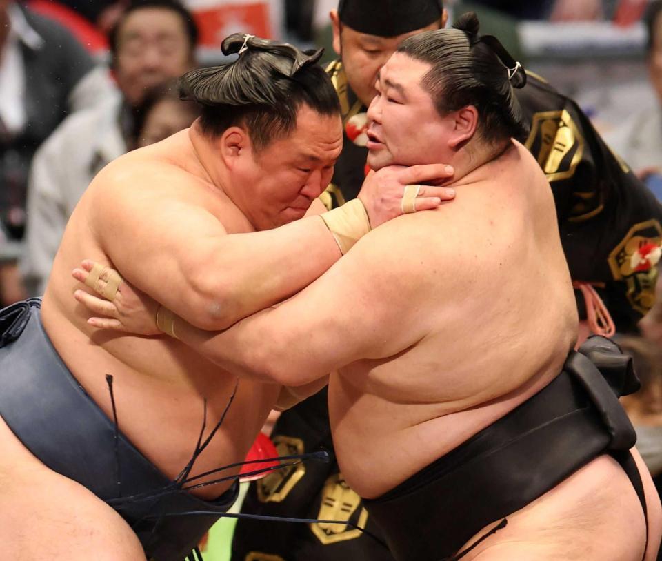 　正代（右）を攻めきれない玉鷲