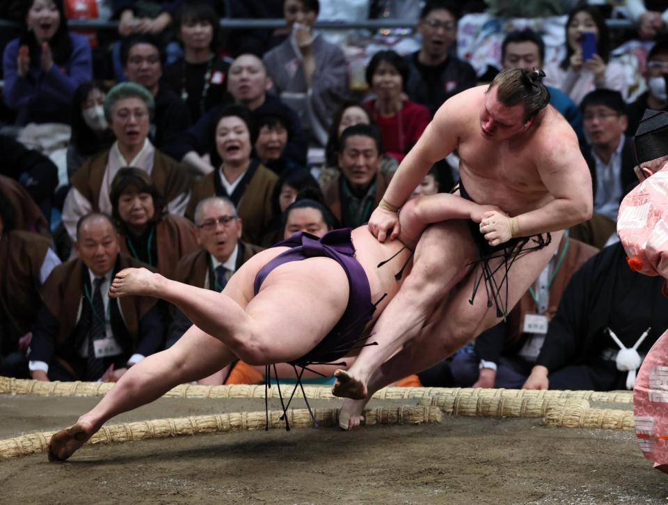 安青錦（右）が寄り倒しで美ノ海に敗れる