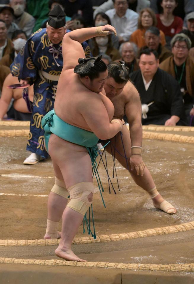 琴桜を寄りきりで下した高安（撮影・金居みつよし）