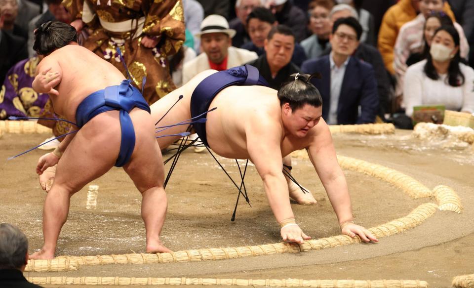 藤ノ川（左）に引き落としで敗れる大の里（撮影・中田匡峻）