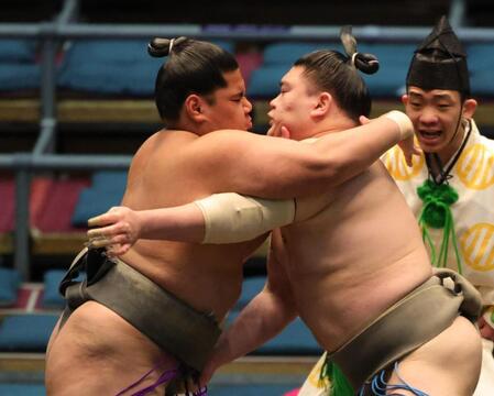 醍醐山（右）を激しく攻める光武蔵（撮影・坂部計介）