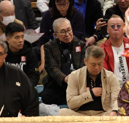 大相撲を観戦する桂文枝（中央）＝撮影・坂部計介　※写真の一部を加工しております