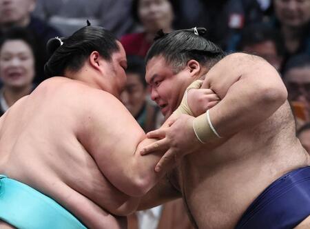 攻め合う琴桜（左）と高安