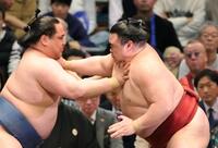 阿武咲（左）を激しく攻める隆の勝（撮影・坂部計介）