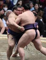 高安（左）が寄り切りで義ノ富士を破る