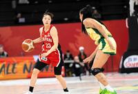 攻め込む山本麻衣　©ＦＩＢＡ