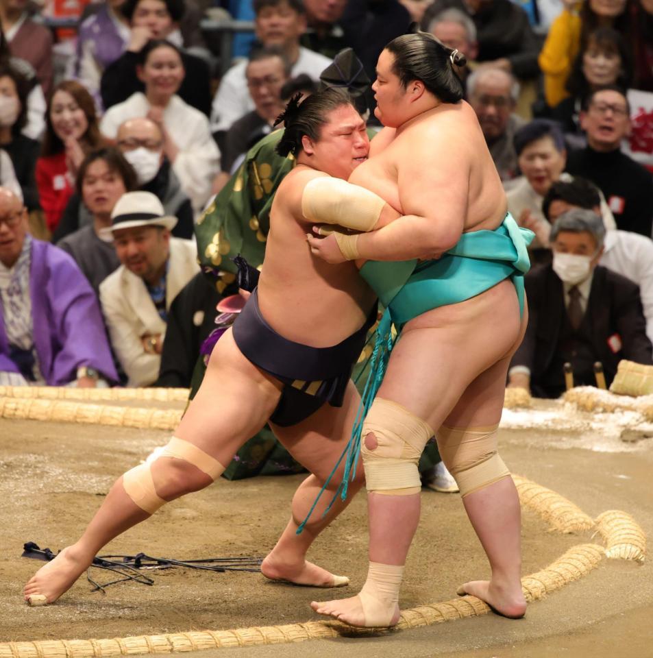 寄り切りで琴桜（右）を破った若隆景（撮影・坂部計介）