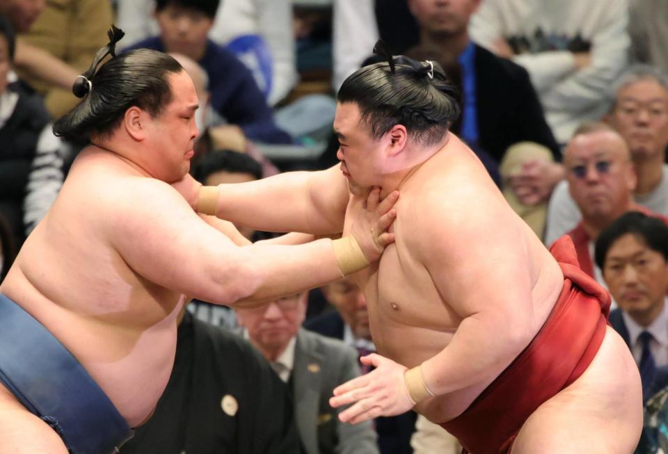 阿武咲（左）を激しく攻める隆の勝（撮影・坂部計介）