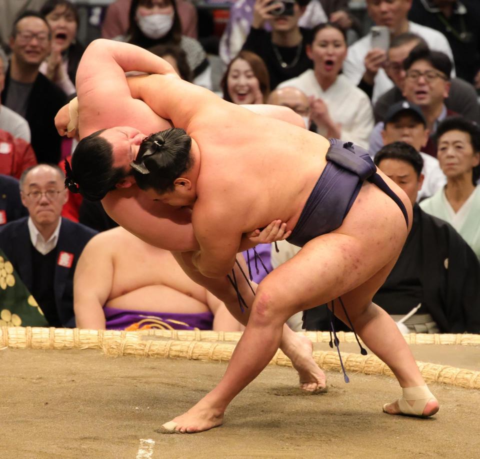 すくい投げで美ノ海を下した豊昇龍（撮影・坂部計介）