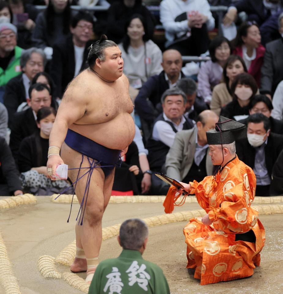義ノ富士を下し、勝ち名乗りを受ける高安　※※　＝エディオンアリーナ大阪