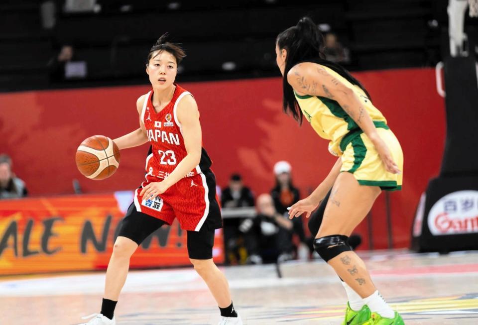 攻め込む山本麻衣　©ＦＩＢＡ