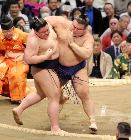 悲願の初優勝へ　３６歳高安が５連勝　力強く寄り切り勝ちに納得「理想の相撲。組み止めてまわしを取れた」