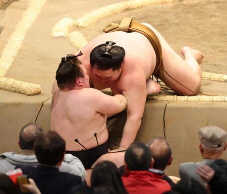 安青錦（下）をきめ出しで破る王鵬（撮影・中田匡峻）