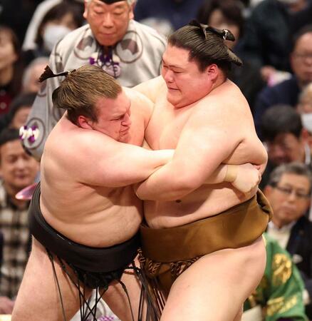 安青錦（左）を攻める王鵬（撮影・中田匡峻）