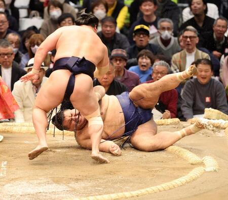 若隆景（手前）に上手出し投げで敗れる高安（撮影・中田匡峻）