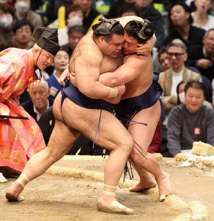 窮屈な体勢で若隆景（右）を攻める高安（撮影・中田匡峻）