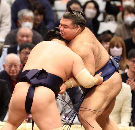 若隆景（左）に攻められる高安（撮影・中田匡峻）