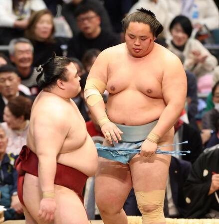 隆の勝（左）を突き落としで破った琴勝峰（撮影・中田匡峻）