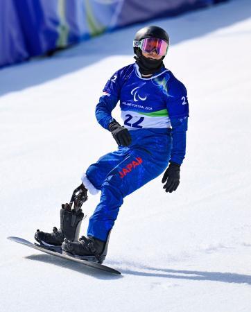 　男子バンクドスラローム大腿障害で銀メダルを獲得した小栗大地＝コルティナダンペッツォ（共同）