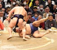 若隆景（手前）に上手出し投げで敗れる高安（撮影・中田匡峻）