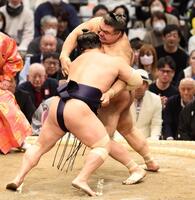 若隆景（左）に攻め込まれる高安（撮影・中田匡峻）