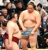 隆の勝（左）を突き落としで破った琴勝峰（撮影・中田匡峻）