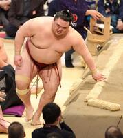 琴勝峰に突き落としで敗れ、初日からの連勝が５で止まった隆の勝（撮影・中田匡峻）