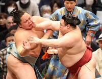 琴勝峰（左）を攻める隆の勝（撮影・中田匡峻）