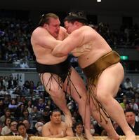 極め出しで王鵬（右）に敗れた安青錦（撮影・坂部計介）