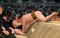 王鵬（右）に極め出しで敗れた安青錦（撮影・坂部計介）