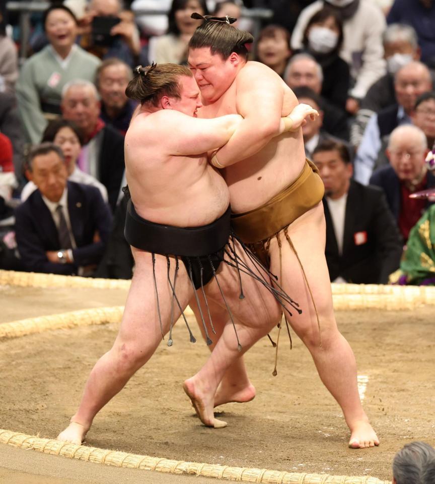 王鵬（右）の攻めをこらえる安青錦（撮影・中田匡峻）