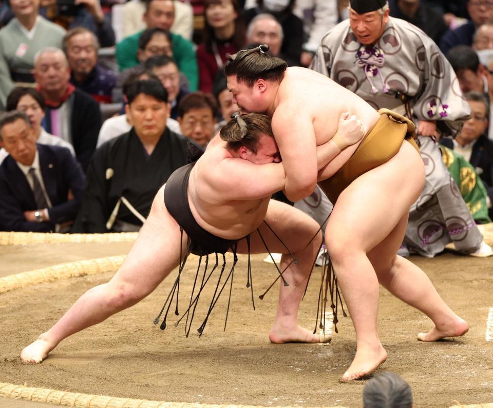 王鵬（右）にきめられ苦しい体勢の安青錦（撮影・中田匡峻）
