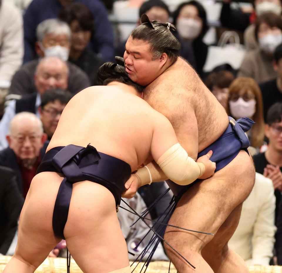 若隆景（左）に攻められる高安（撮影・中田匡峻）