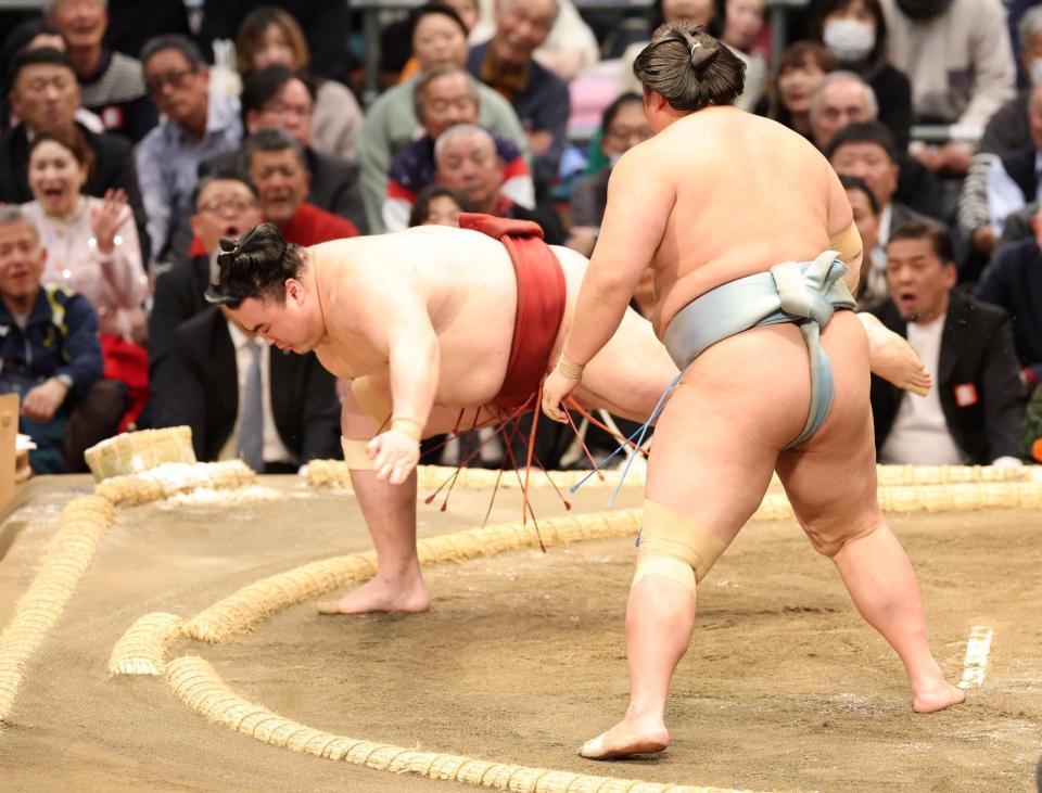 琴勝峰（右）に突き落としで敗れる隆の勝＝エディオンアリーナ大阪（撮影・中田匡峻）