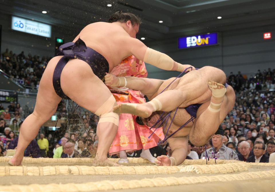 若隆景（左）に上手出し投げで敗れた高安（撮影・坂部計介）