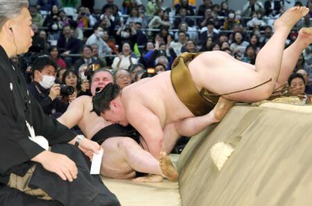 王鵬にきめ出しで敗れた安青錦＝エディオンアリーナ大阪（撮影・坂部計介）　