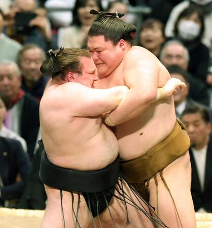 　王鵬（右）の攻めをこらえる安青錦＝エディオンアリーナ大阪（撮影・中田匡峻）