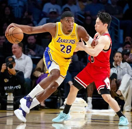 　攻めるレーカーズの八村（左）をマークするブルズの河村（ＡＰ＝共同）