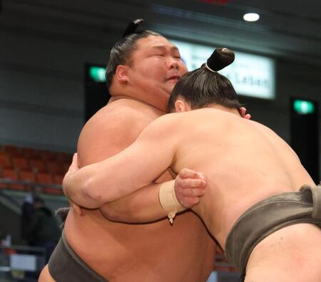 長内（右）を一気に寄り切る天空海（撮影・坂部計介）