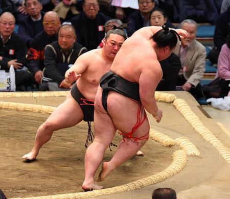 炎鵬（左）が押し出しで日向丸を破る